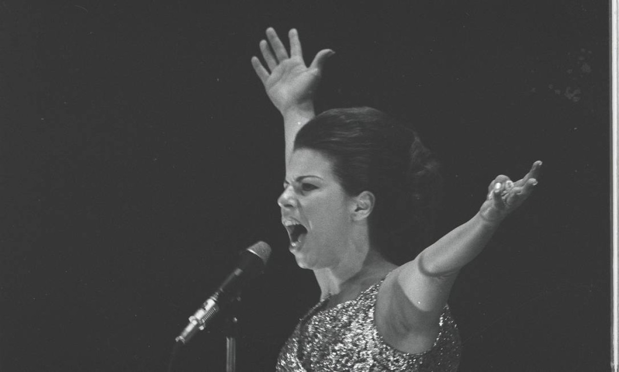 Nana Caymmi no Primeiro Festival da Canção levou o 1º lugar na fase nacional do concurso e o segundo lugar na fase internacional Foto: Agência O Globo - 30/10/1966