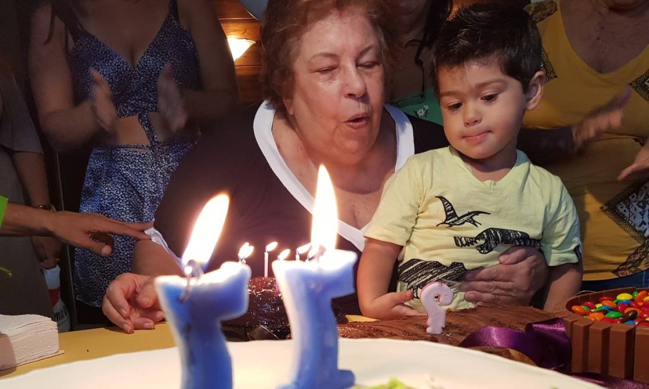 A cantora Nana Caymmi, com o bisneto Conrado no colo, festeja seus 77 anos cercada pela família e por amigos mais próximos Foto: Rejane Guerra / Agência O Globo - 03/05/2018