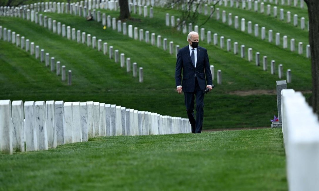 O presidente dos EUA, Joe Biden, caminha pelo cemitério Nacional de Arlington para homenagear os veteranos mortos do conflito afegão em Arlington, Virgínia. Biden anunciou que é "hora de terminar" a guerra mais longa da América com a retirada incondicional das tropas de Afeganistão, onde passaram duas décadas em uma batalha sangrenta e infrutífera contra o Talibã Foto: BRENDAN SMIALOWSKI / AFP
