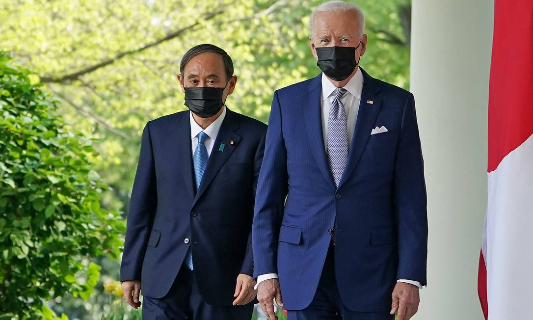 Il presidente degli Stati Uniti Joe Biden e il primo ministro giapponese Yoshihide Suga attraversano la sala per partecipare a una conferenza stampa congiunta nel giardino delle rose della Casa Bianca a Washington Foto: MANDEL NGAN / AFP - 16/04/2021