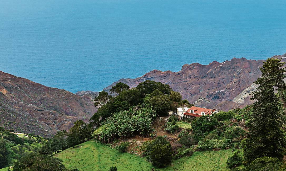 Vista aérea da Ilha de Santa Helena, território britânico no Atlântico Sul, onde Napoleão Bonaparte passou seus últimos anos de vida Foto: Mathias Falcone / St Helena Tourism / Divulgação