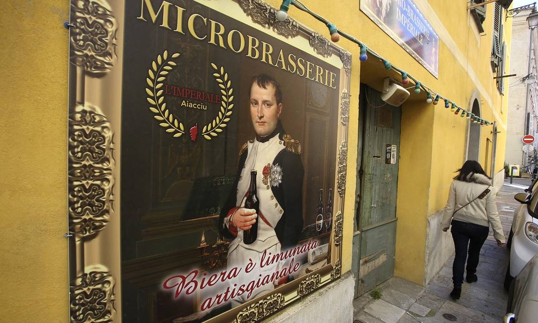 Napoleão Bonaparte serve de garoto-propaganda da cervejaria Microbrasserie em Ajaccio, capital da Córsega, sua terra natal Foto: PASCAL POCHARD-CASABIANCA / AFP