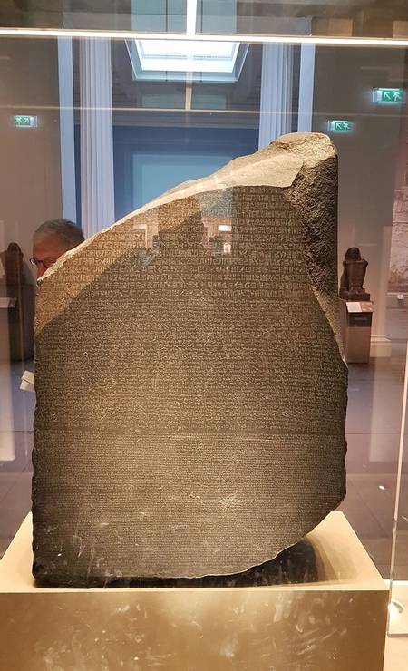 Descoberta por uma missão científica ordenada por Napoleão no Egito, a Pedra de Rosetta hoje em dia pode ser vista no British Museum, em Londres Foto: Eduardo Maia