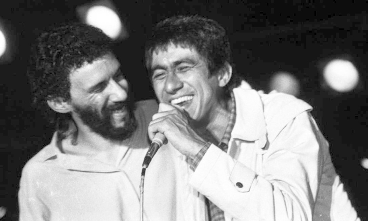 O cantor recebe Fagner no palco durante um show no Canecão, em outubro de 1987 Foto: Cristina Granato / Divulgação