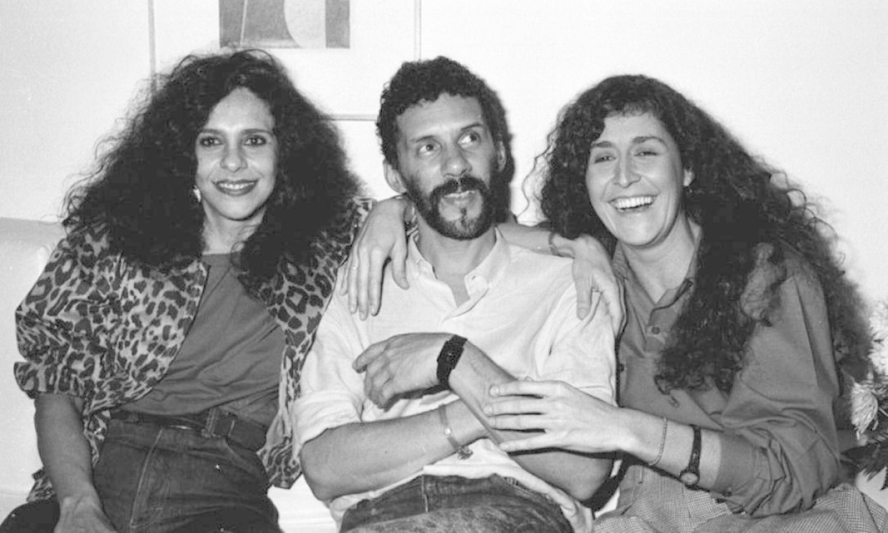 No camarim do Canecão, em outubro de 1987, Gonzaquinha recebe Gal Costa e Joanna Foto: Cristina Granato / Divulgação