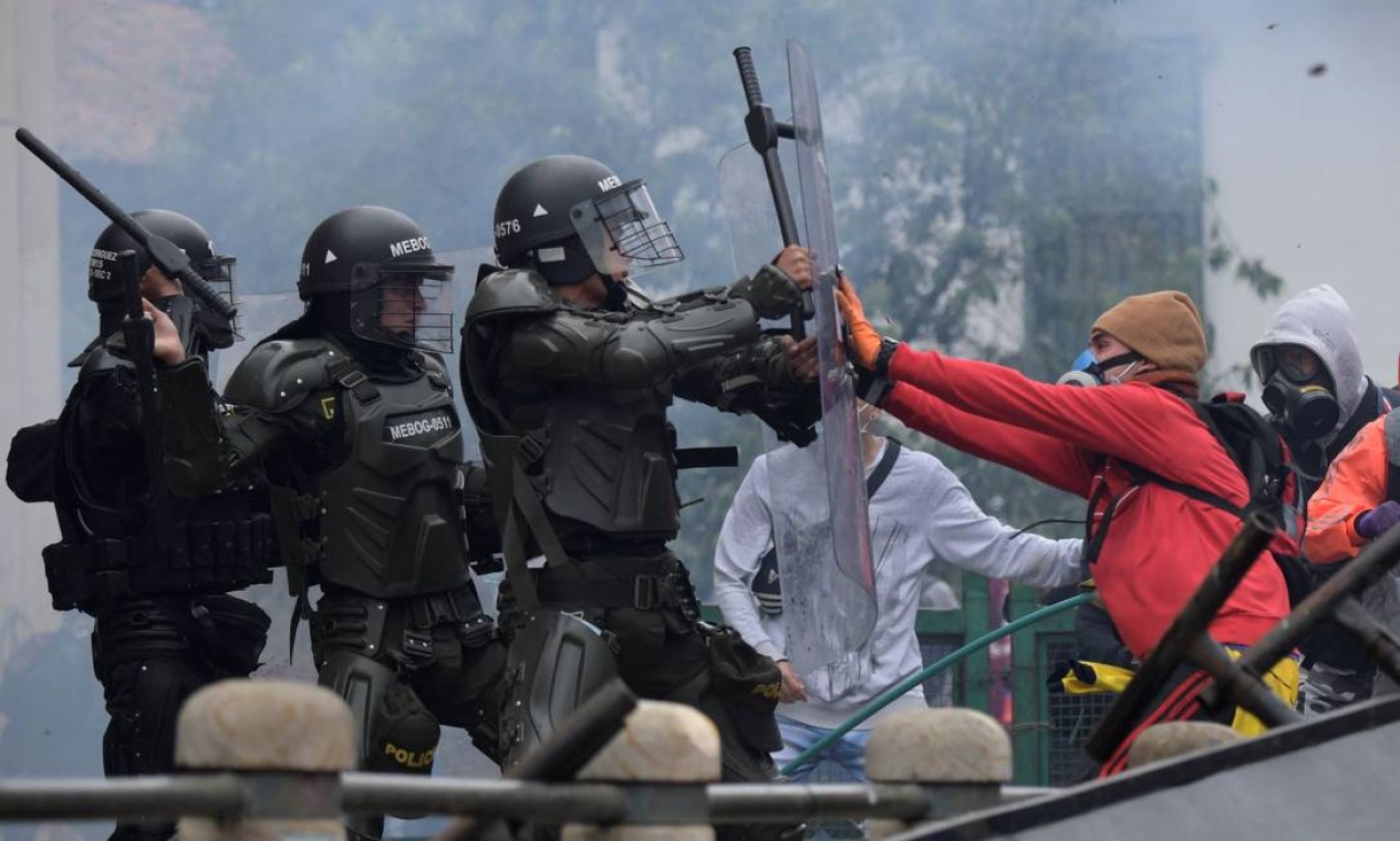 Manifestantes enfrentam a polícia durante manifestação contra a reforma tributária proposta pelo presidente colombiano Ivan Duque, em Bogotá Foto: Raul Arboleda / AFP