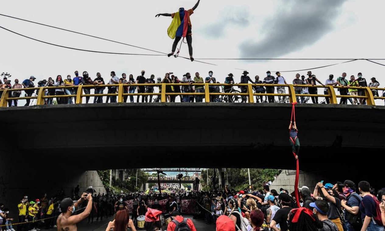 Manifestantes fazem acrobacias durante protesto contra projeto de reforma tributária lançado pelo presidente colombiano Iván Duque, em Medellín Foto: Joaquin Sarmiento / AFP