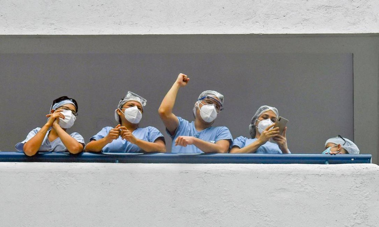 Trabalhadores da saúde gesticulam em apoio ao protesto contra o projeto de reforma tributária lançado pelo presidente colombiano Ivan Duque, em Medellín Foto: Joaquin Sarmiento / AFP