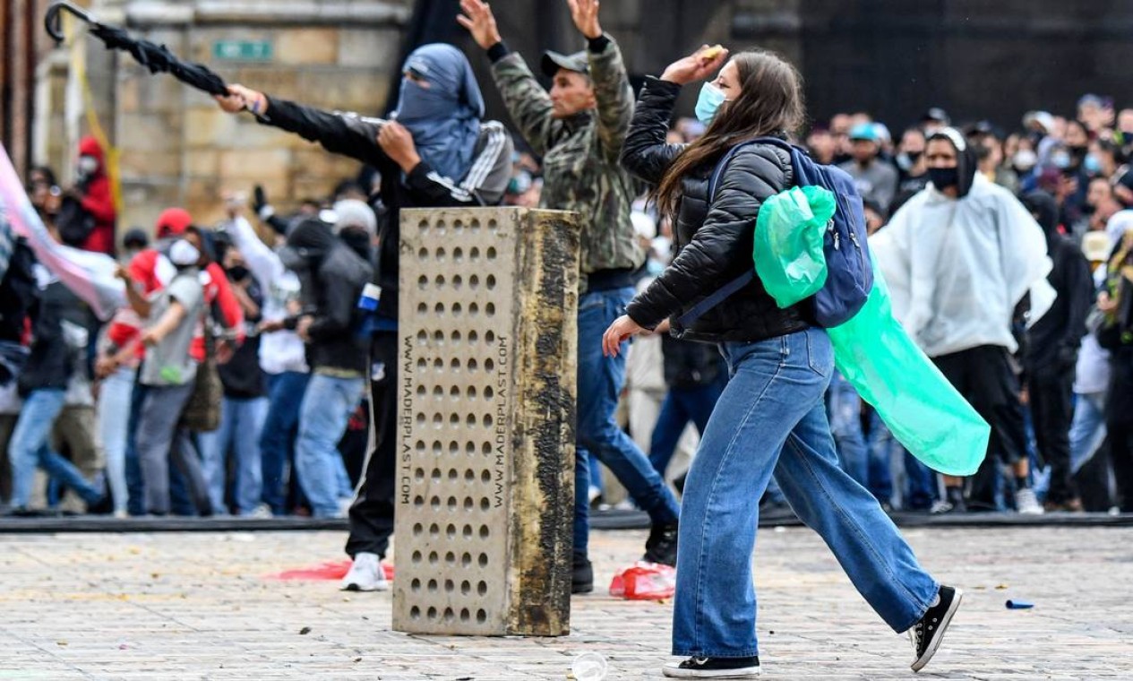 Manifestantes enfrentam tropas de choque durante o protesto, em Medellín Foto: Juan Barreto / AFP