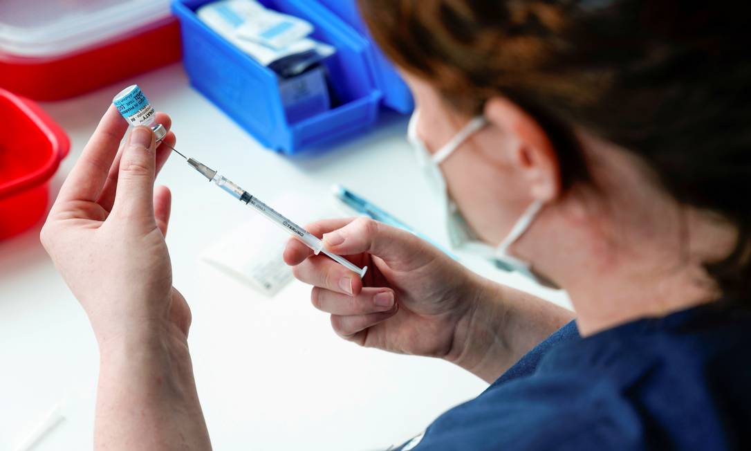 Profissional de saúde prepara uma dose da vacina contra a Covid-19 da Pfizer/BioNTech Foto: SANDRA SANDERS / REUTERS