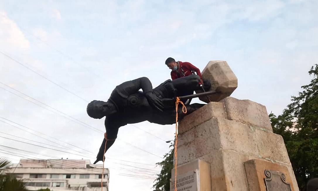 Indígenas Da Colômbia Derrubam Estátua De Colonizador Espanhol Veja Vídeo Época 