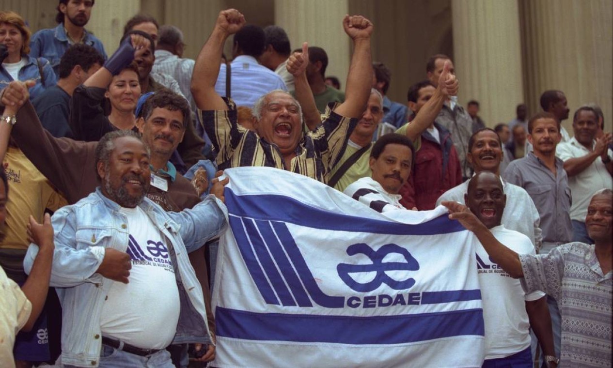 Funcionários da Cedae comemoram, nas galerias da Alerj, retirada da companhia do plano de privatizações Foto: William de Moura / Agência O Globo - 11/11/1998