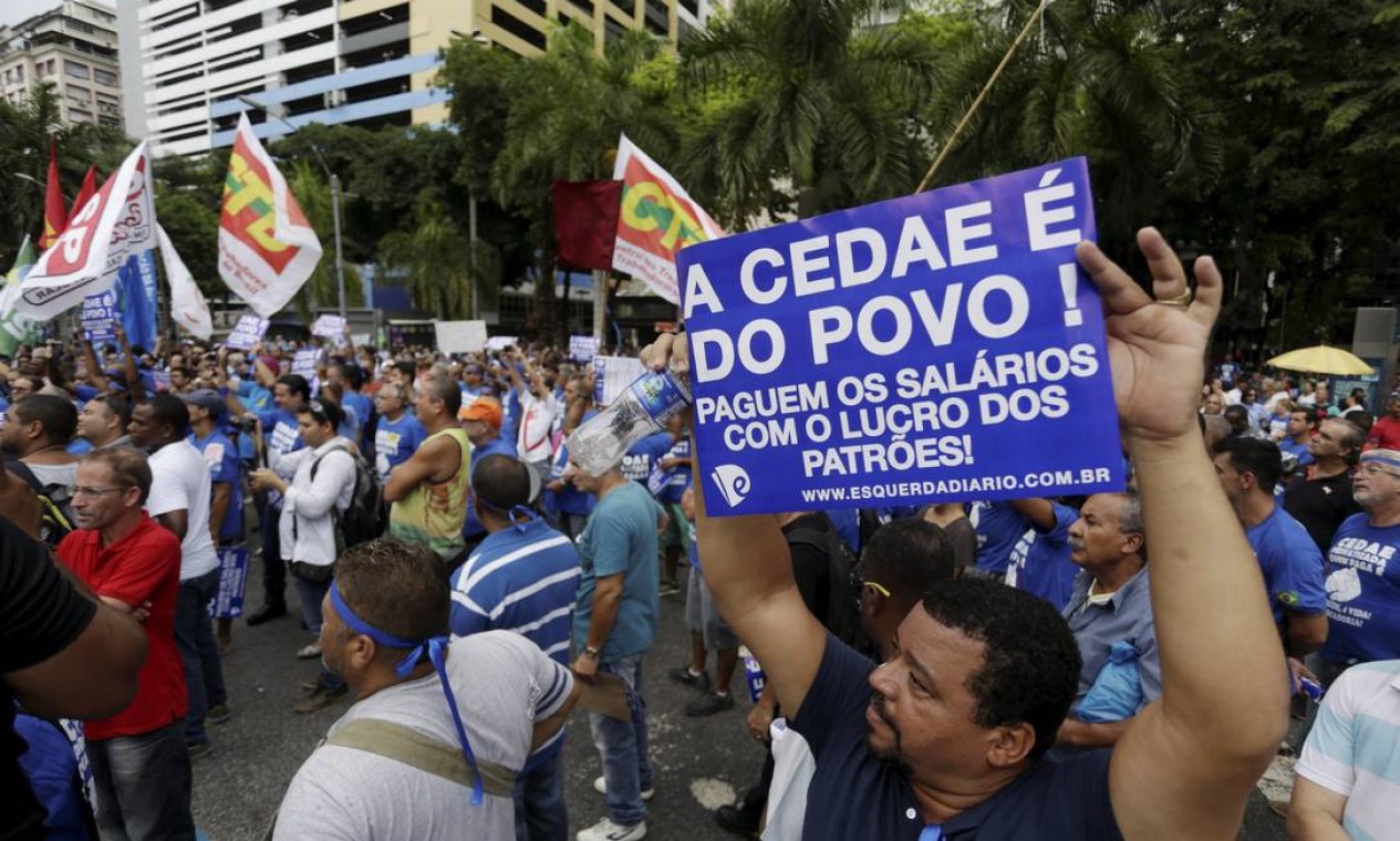 Funcionários da Cedae fazem protesto contra a privatização em frente à Alerj Foto: Gabriel de Paiva / Agência O Globo - 07/02/2017