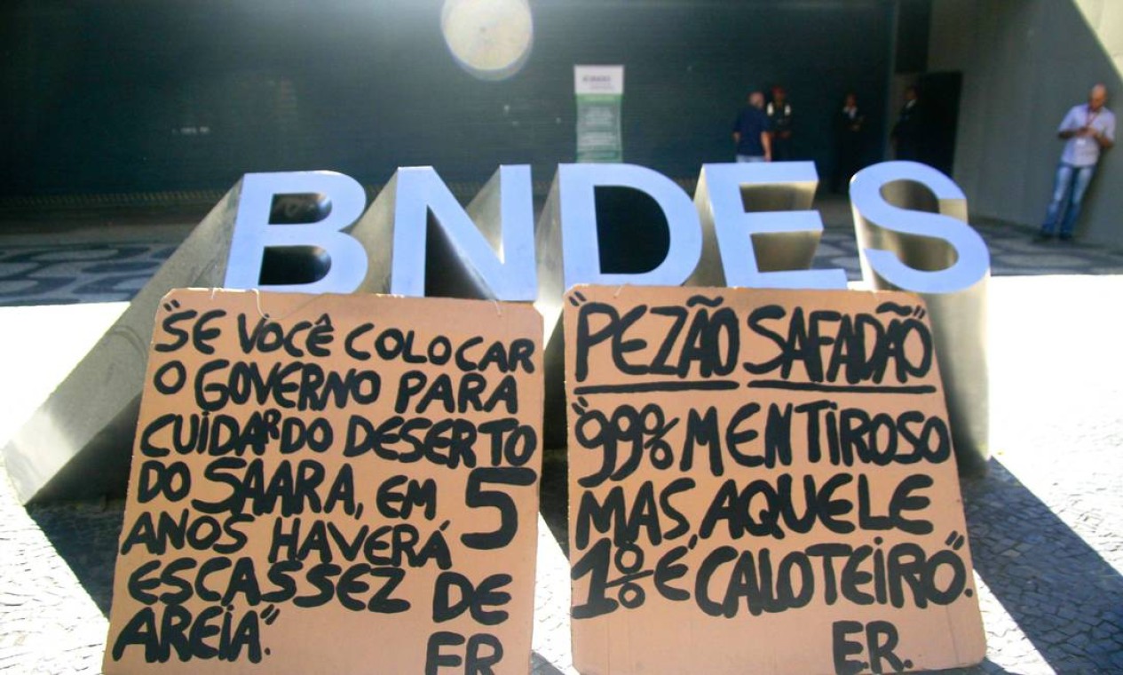 Protesto em frente ao Banco Nacional de Desenvolvimento Econômico e Social (BNDES) no Rio de Janeiro, onde o governador Pezão esteve para reunião visando agilizar a venda da empresa Foto: Ellan Lustosa / Agência O Globo - 24/07/2017