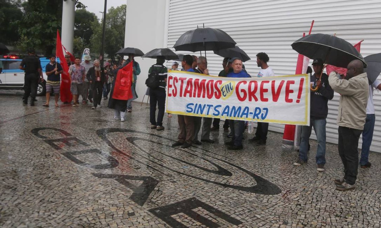 Funcionários da Cedae fazem greve contra privatização e protestam debaixo de chuva, em frente à sede da empresa Foto: Fabiano Rocha / Agência O Globo - 03/10/2017