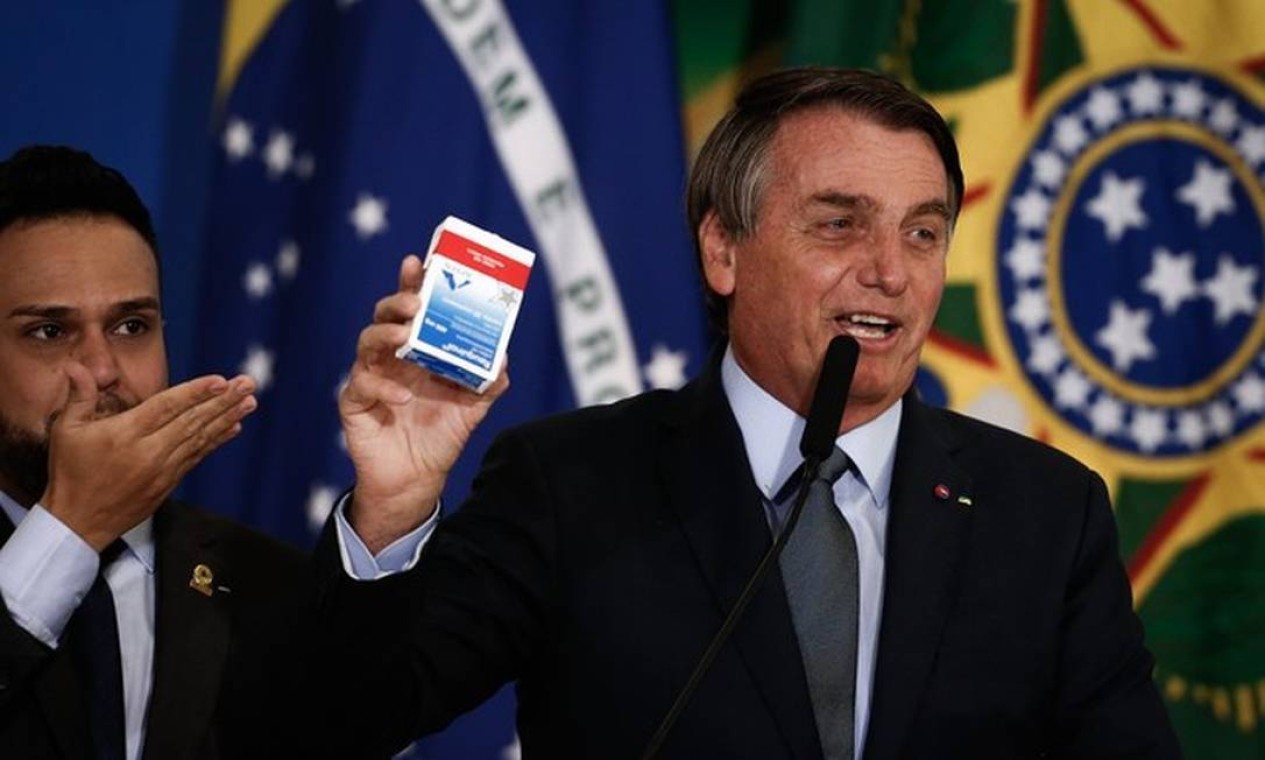 Jair Bolsonaro exibe caixa de cloroquina, medicamento sem eficácia comprovada contra a Covid, durante discurso Foto: Agência O Globo