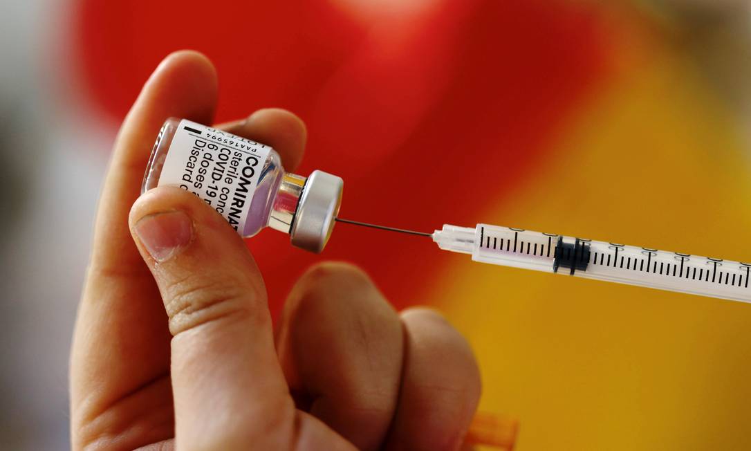 Profissional aplica vacina da Pfizer/Biontech Foto: ERIC GAILLARD / REUTERS