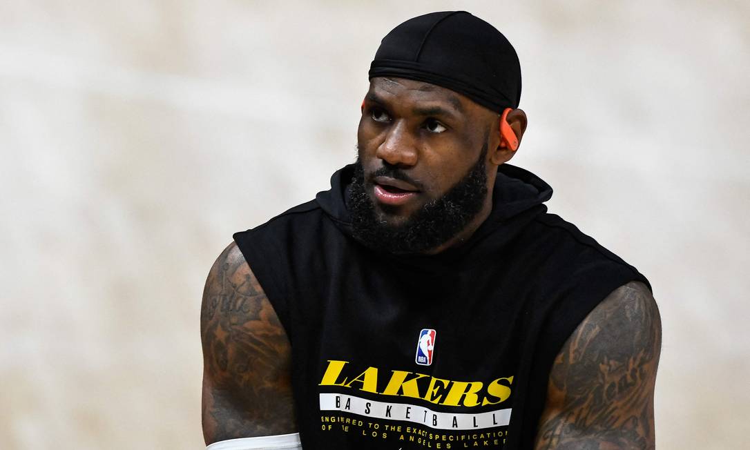 Um dos principais nomes da história do basquete estadunidense, Lebron James constantemente utiliza o espaço que tem na mídia para abordar o assunto Foto: ALEX GOODLETT / AFP