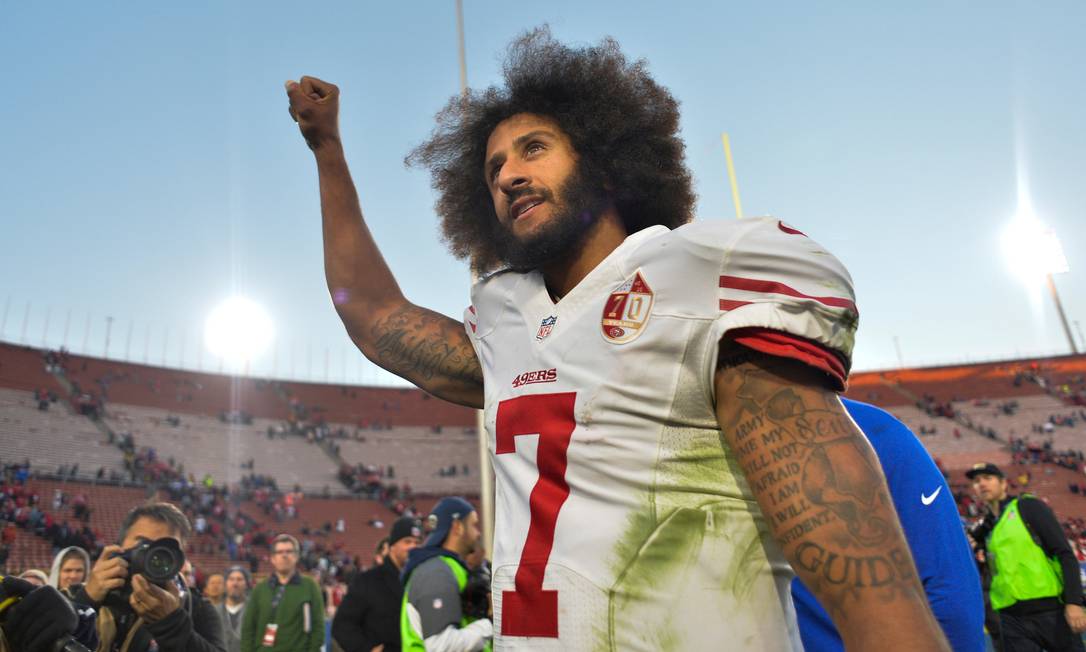Ativista dos direitos civis, o quarterback Colin Kaepernick fez história ao levar o o San Francisco 49ers ao Super Bowl e passou a ser boicotado dentro NFL por se ajoelhar durante hino nacional americano Foto: Robert Hanashiro / USA Today Sports