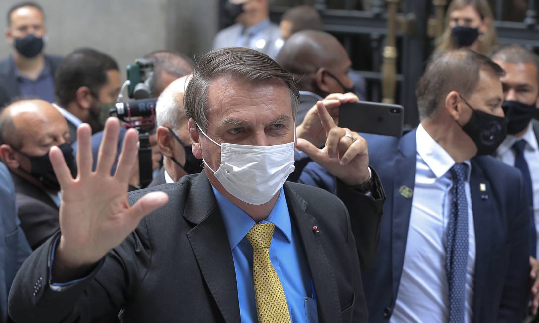 Comitiva de Bolsonaro é recebida com 'ovada' durante leilão da Cedae em São Paulo