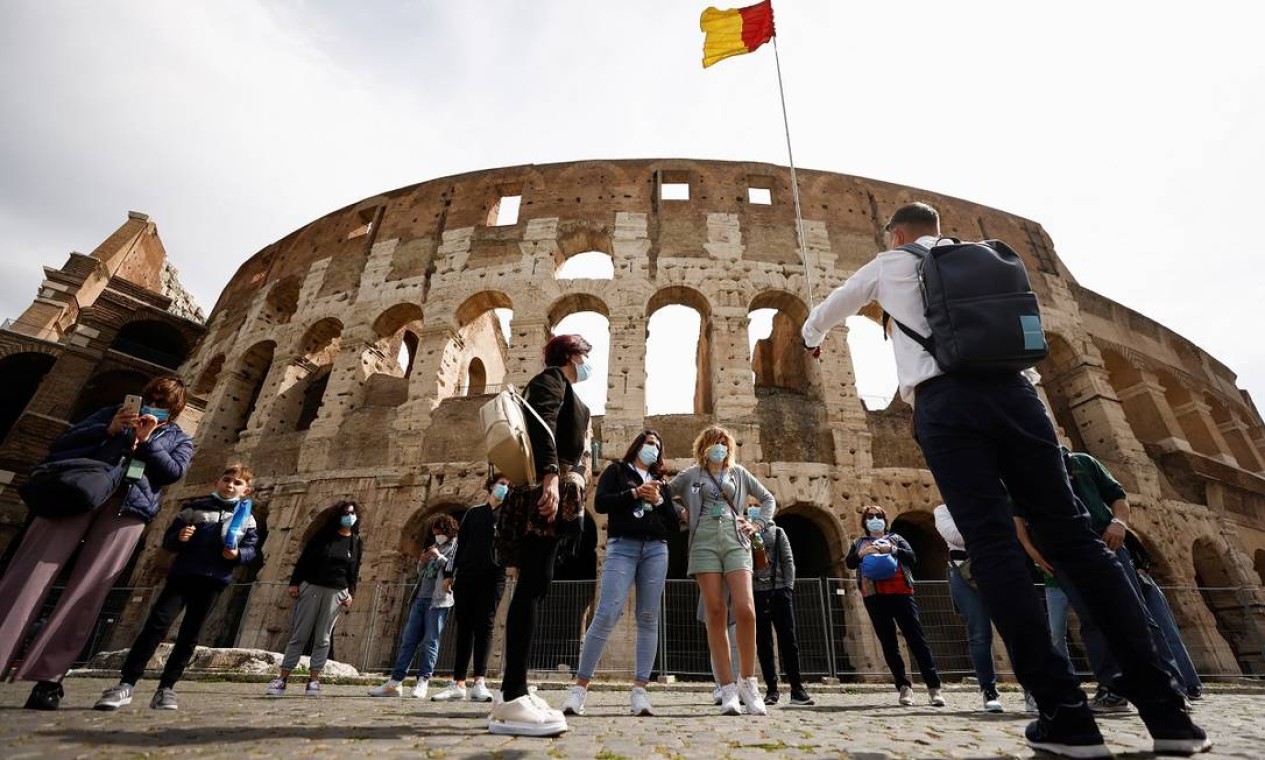 Atrativos de Roma, como o Coliseu, também voltaram a ser procurados pelos visitantes Foto: GUGLIELMO MANGIAPANE / REUTERS