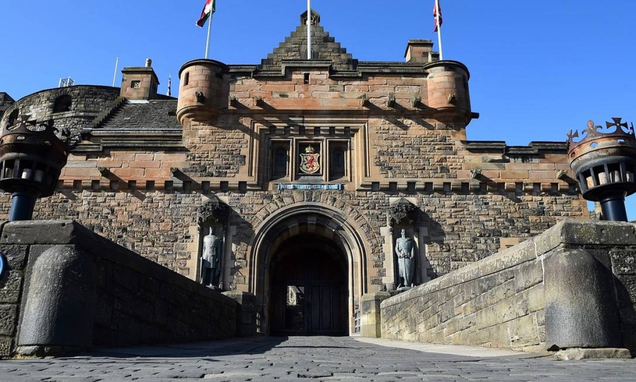 Em 30 de abril, foi a vez de o Castelo de Edimburgo, uma das principais atrações dessa cidade escocesa e fechado desde 2020 por conta da pandemia, reabrir suas portas ao público Foto: ANDY BUCHANAN / AFP