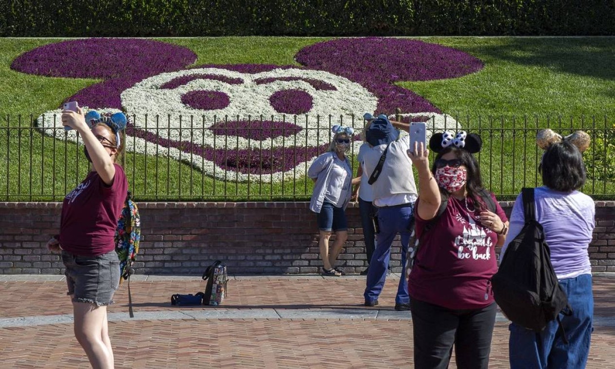Nos Estados Unidos, o grande destaque foi a reabertura da Disneyland, em Anaheim, Califórnia, que voltou a receber visitantes em 30 de abril, após os níveis de infecção no estado cairem significativamente Foto: DAVID MCNEW / AFP