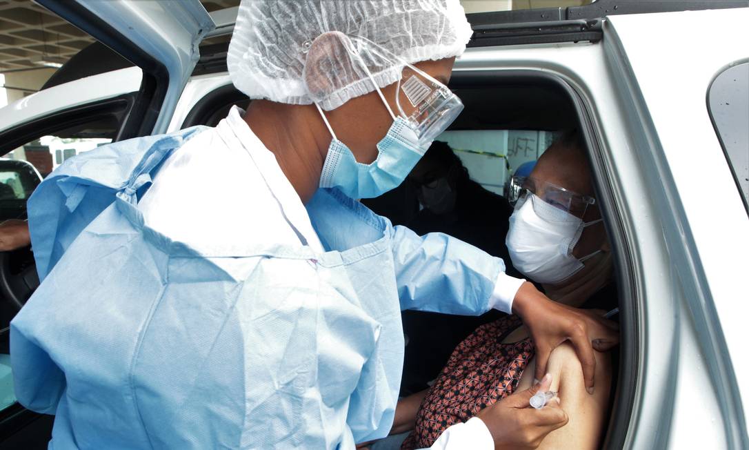 Vacinada. Adelaide Fagundes recebe o imunizante no drive-thru do Gragoatá Foto: Divulgação/Berg Silva