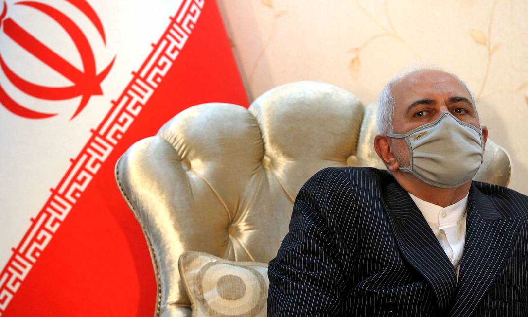 O ministro das Relações Exteriores do Irã, Mohammad Javad Zarif, em uma reunião em Bagdá, Iraque, em abril de 2021 Foto: AHMAD AL-RUBAYE / AFP