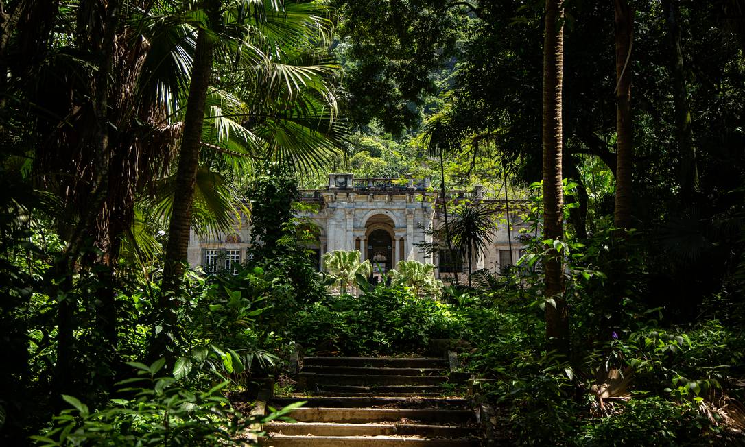 Além de "Parque", exposta no palacete, o Parque Lage abriga a nova exposição "Hábito/Habitante" nas Cavalariças e na Capelinha. Foto: Hermes de Paula / Agência O Globo