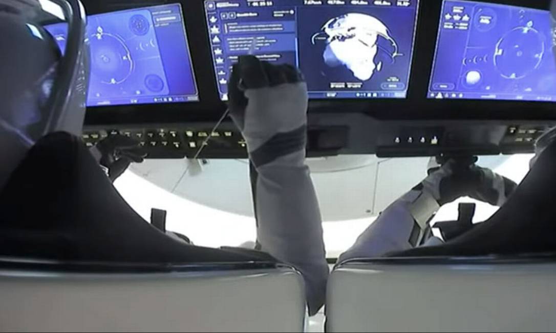 A cápsula Crew Dragon da empresa SpaceX, que transportava quatro astronautas de volta à Terra, pousou na manhã deste domingo na costa da Flórida, após uma missão de 167 dias no espaço. Foto: Divulgação SpaceX
