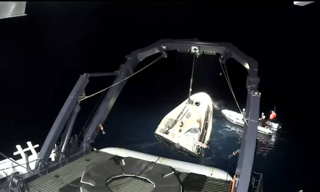 A cápsula Crew Dragon da empresa SpaceX, que transportava quatro astronautas de volta à Terra, pousou na manhã deste domingo na costa da Flórida, após uma missão de 167 dias no espaço Foto: Divulgação SpaceX