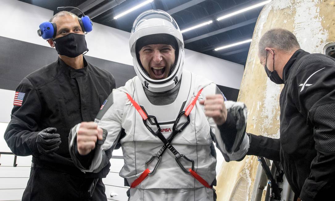 O astronauta da NASA Mike Hopkins é ajudado a sair da espaçonave SpaceX Crew Dragon Resilience a bordo da nave de recuperação SpaceX GO Navigator Foto: NASA/Bill Ingalls / via REUTERS
