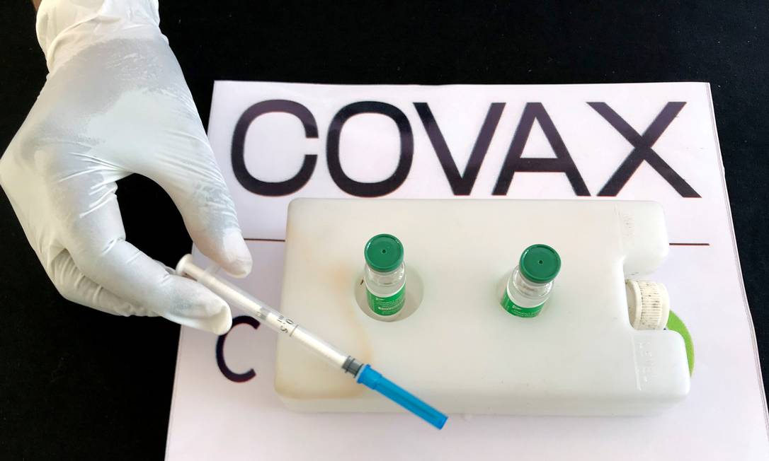 Enfermeira se prepara para administrar a vacina de Oxford/AstraZeneca contra a Covid-19 sob o esquema Covax Foto: Tiksa Negeri / REUTERS
