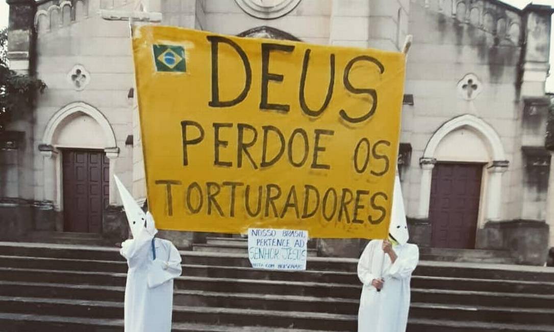Ato em Goiás com semelhanças ao movimento supremacista Ku Klux Klan gerou revolta nas redes sociais Foto: Cláudia Santana Damata / Afoxé Pilão de Prata da Cidade de Goiás