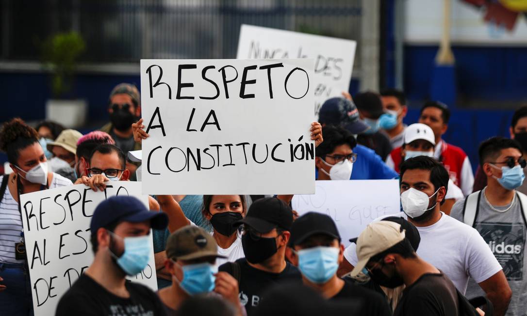 Manifestantes com cartaz escrito "Respeito à Constitução", durante protesto contra a manobra do Congresso de El Salvador para remover de seus cargos os juízes da Suprema Corte e o procurador-geral, no dia 2 de maio Foto: JOSE CABEZAS / REUTERS