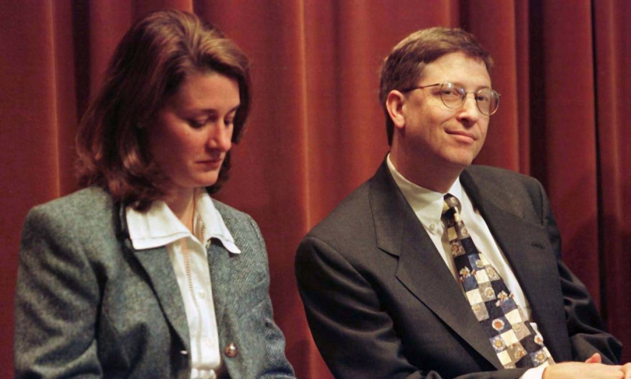 Melinda e Bill Gates em foto de 1998. Além da família, casal formou, no ano 2000, a Fundação Bill e Melinda Gates, a partir da fusão da Fundação William H. Gates com a Fundação Gates Learning Foto: Anthony Bolante / REUTERS - 24/11/1998
