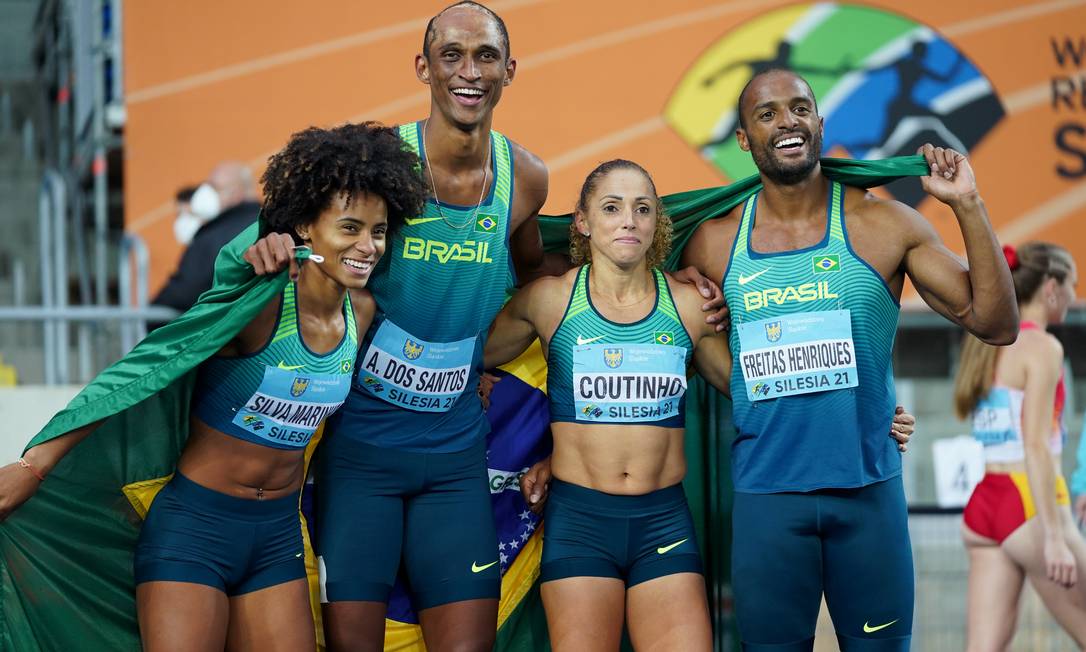 O quarteto misto brasileiro recebeu a medalha de prata no revezamento 4 x 400m, na Polônia Foto: ALEKSANDRA SZMIGIEL / REUTERS