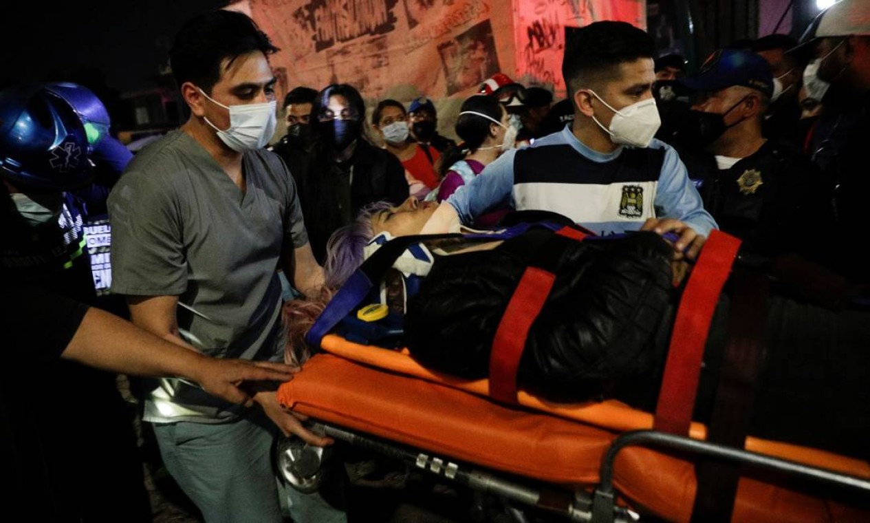 Mais de 70 pessoas foram resgatadas com vida Foto: LUIS CORTES / REUTERS
