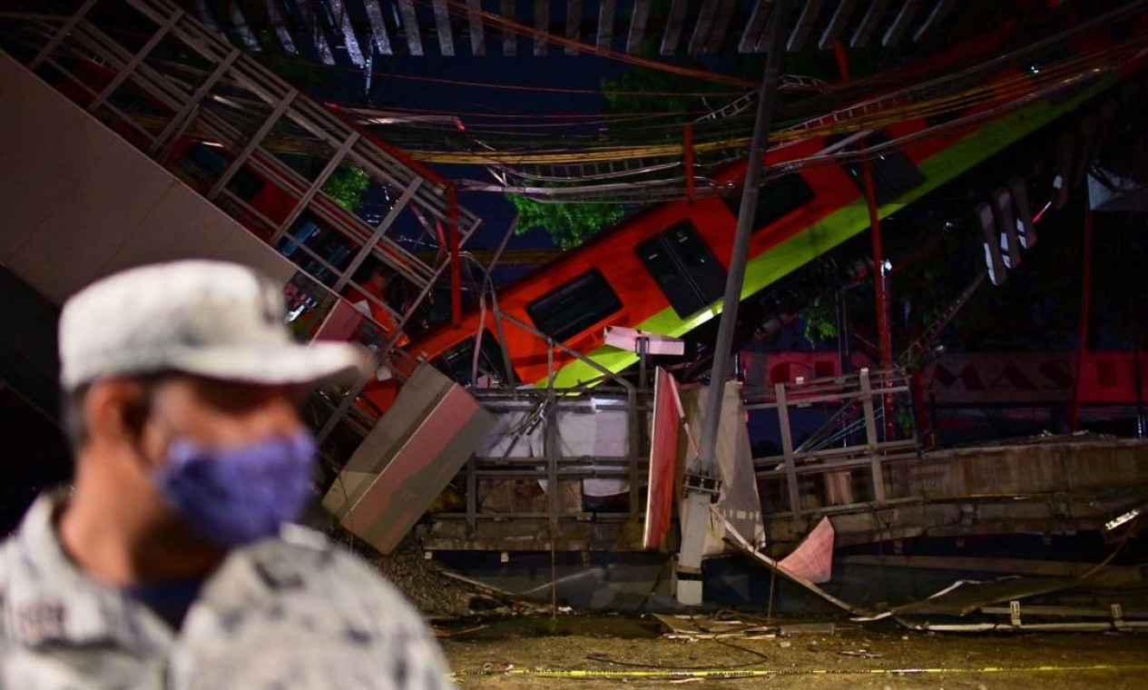 Pelo menos 23 pessoas morreram, incluindo crianças, e mais de 70 ficaram feridas após o desabamento de um viaduto do metrô da Cidade do México, na noite desta segunda-feira Foto: PEDRO PARDO / AFP
