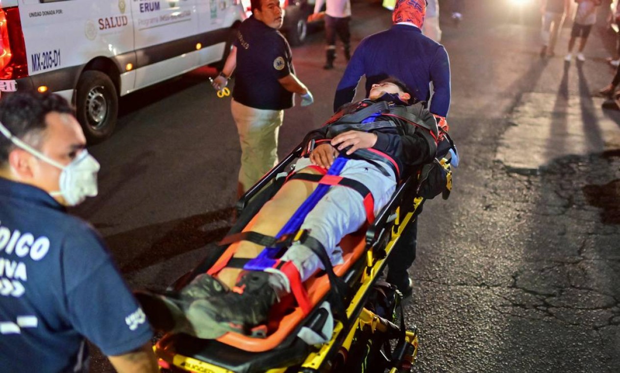 Equipe de resgate movem pessoa ferida no acidente de metrô na capital mexicana Foto: PEDRO PARDO / AFP