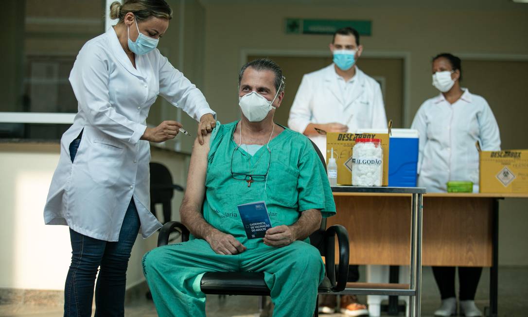 Primeiros enfermeiros do Hospital Municipal Ronaldo Gazolla sendo vacinados com a CoronaVac Foto: Brenno Carvalho / Agência O Globo