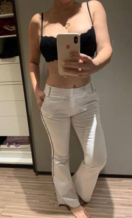 Joice tira selfie do corpo para comemorar o retorno para uma calça tamanho 36, que ganhou da amiga socialite Lydia Leão Sayeg Foto: Reprodução
