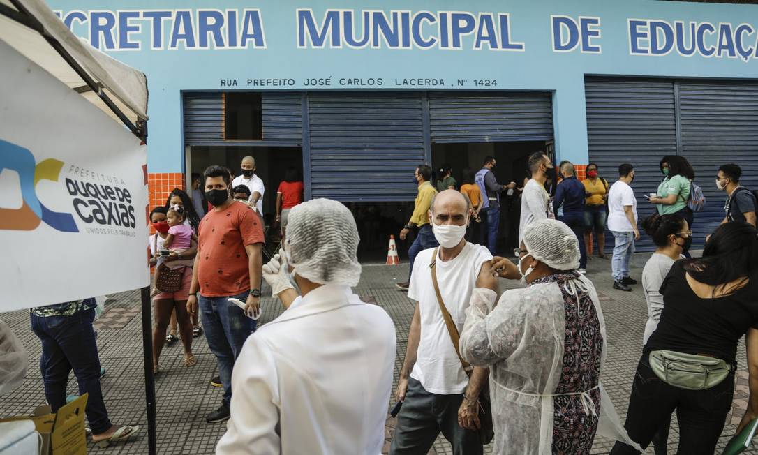 Em Duque de Caxias, profissionais da Educação são vacinados na Secretaria Municipal mesmo após ordem contrária do STF Foto: Gabriel de Paiva / Agência O Globo
