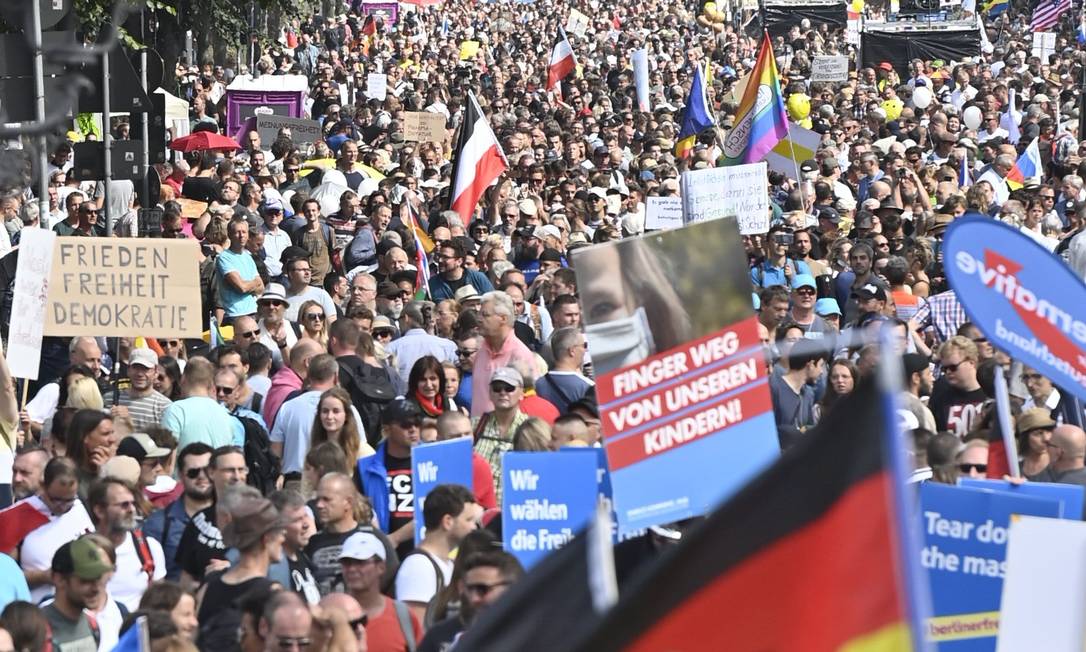 Marcha de extremistas e negacionistas contra as políticas de restrição adotadas pelo governo para conter o novo coronavírus em Berlim, em 2020 Foto: JOHN MACDOUGALL / AFP