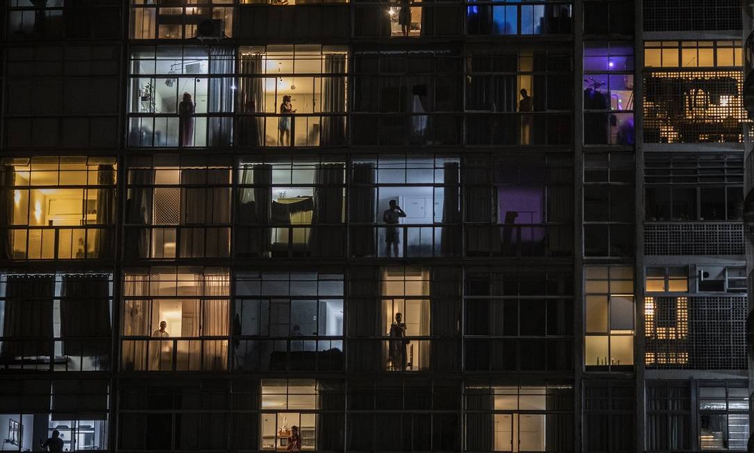 Em quarentena, moradores do tradicional Edifício Copan, construído por Oscar Niemeyer em São Paulo. Foto: Victor Moriyama