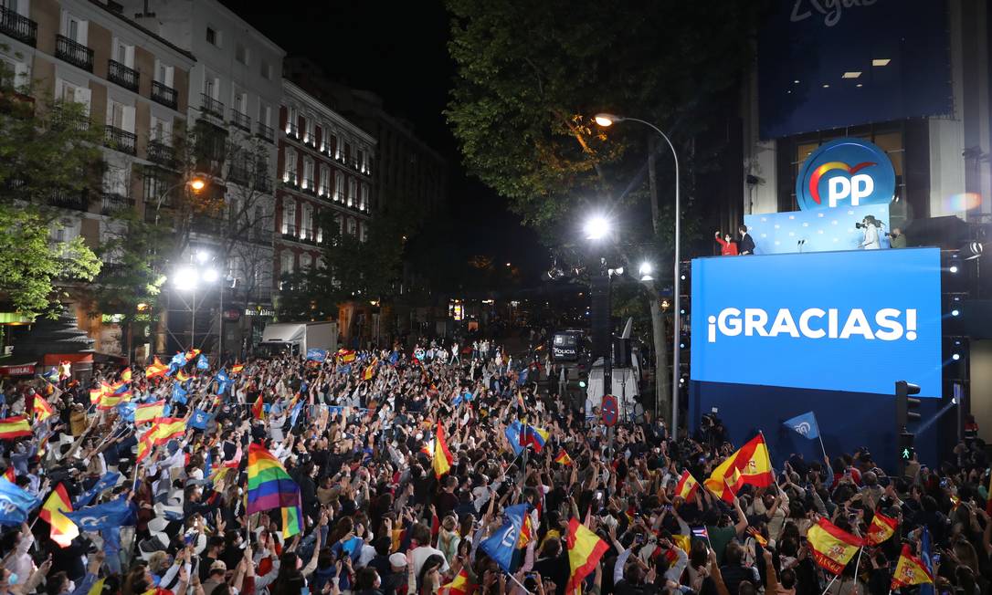 Apoiadores do Partido Popular celebram vitória nas eleições regionais de Madri Foto: SUSANA VERA / REUTERS
