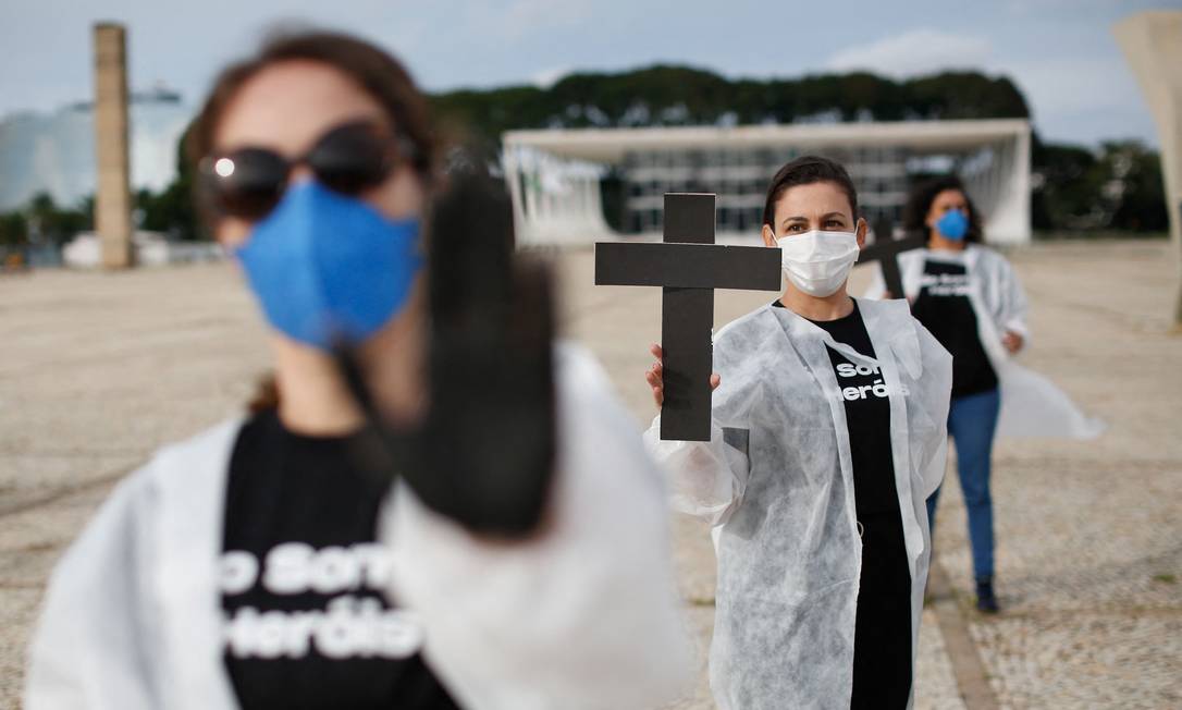 Enfermeiras protestam contra Bolsonaro e prestam homenagem aos profissionais de saúde mortos pela Covid-19 Foto: SERGIO LIMA / AFP