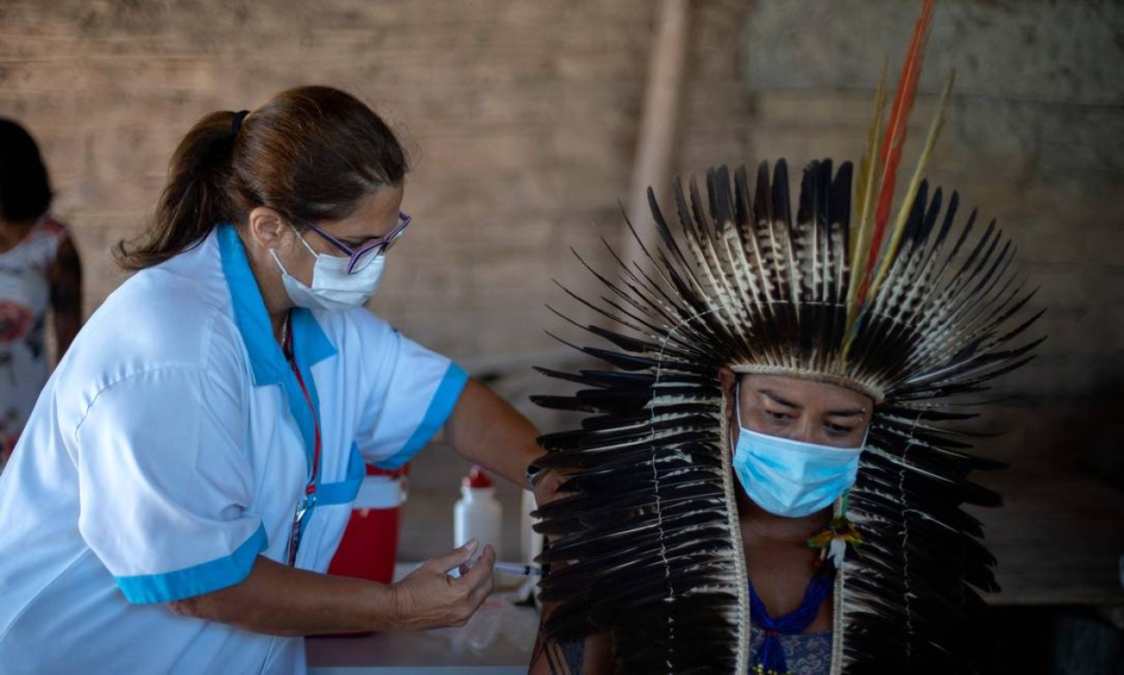 Cacique indígena Guarani Jurema Nunes, de 39 anos, é vacinado no acampamento da tribo São Mata Verde Bonita, na terra indígena Guarani, na cidade de Maricá Foto: Mauro Pimentel / AFP