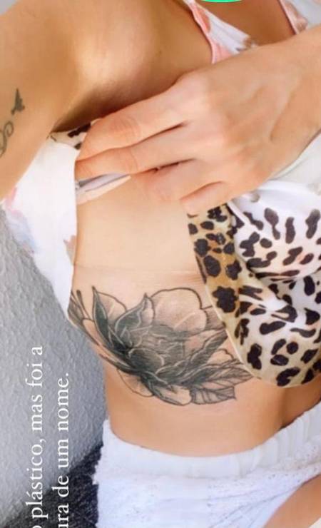 Monique Medeiros, mãe do menino Henry, exibe a tatuagem feita para esconder uma homenagem ao ex-marido nas redes sociais. O desenho foi feito no dia em que Monique pediu que Jairinho 